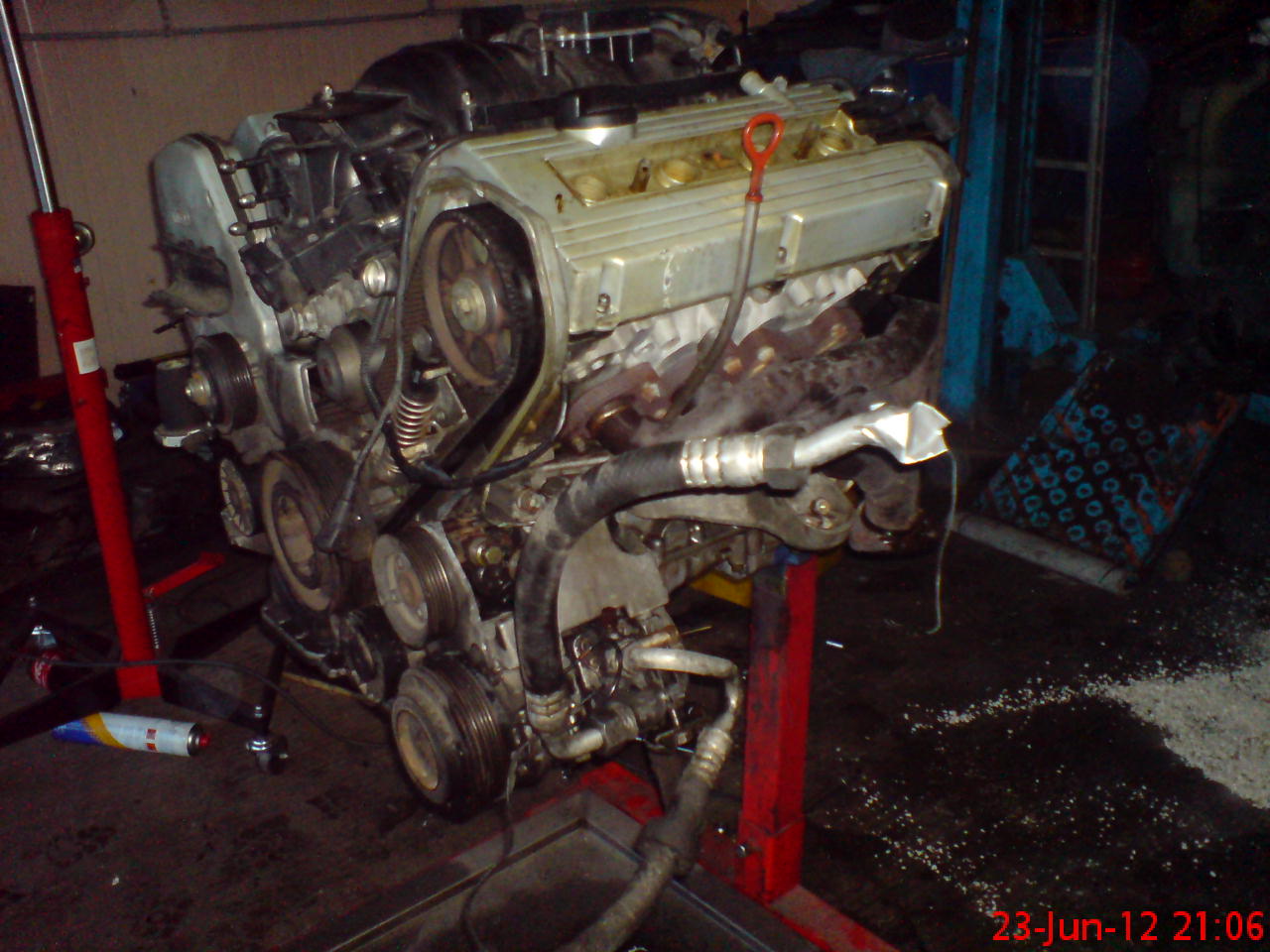 Attached picture 320311-Motor ausbau V8 470.JPG